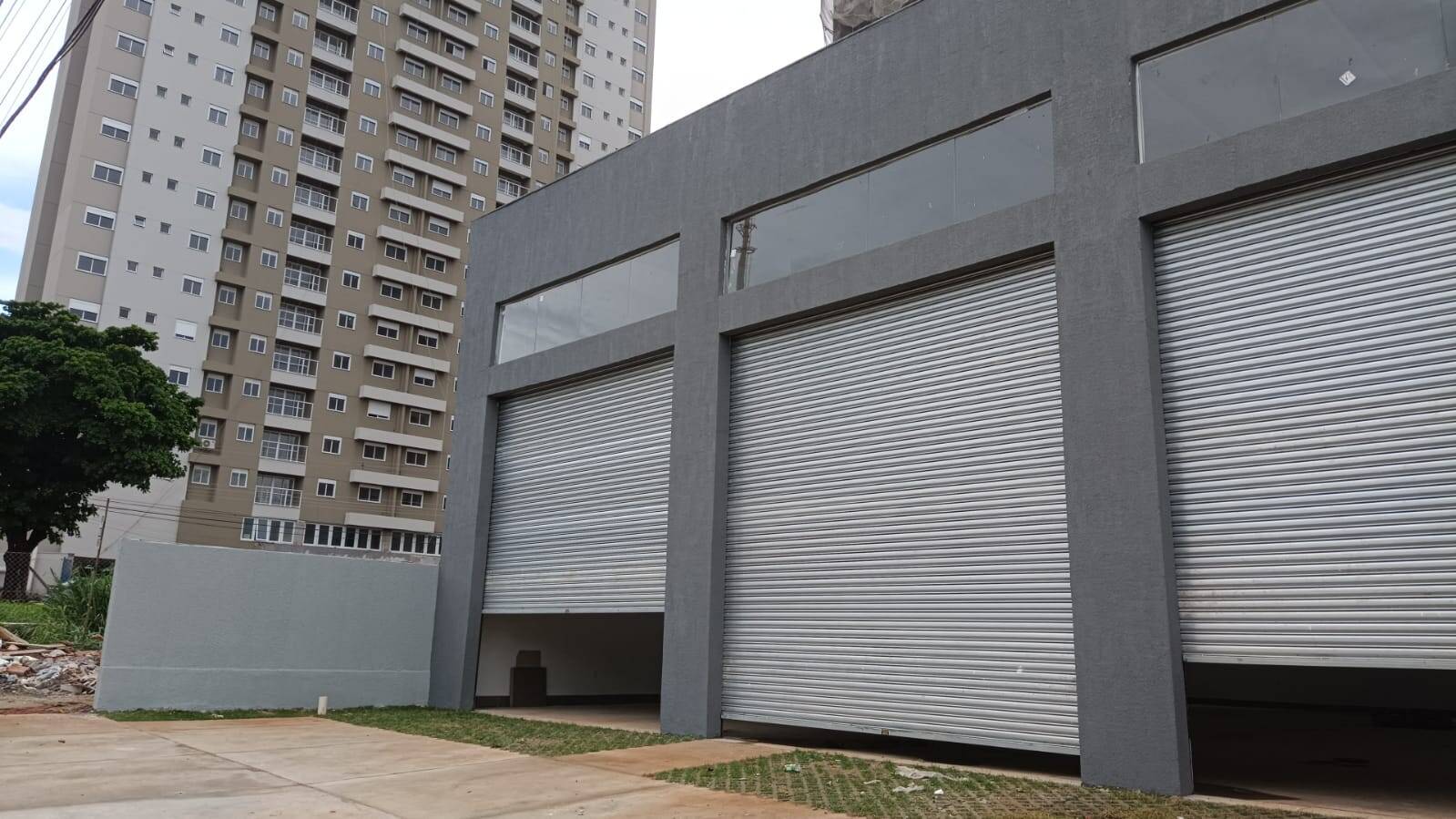 Aluga-se para fins comerciais (lugar com bastante circulação de veículos)